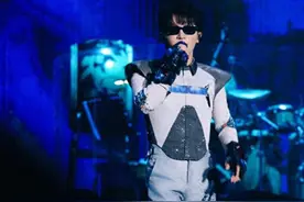 周深回应“撞衫”大闸蟹！图片