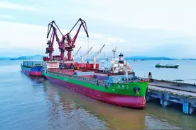 首航！舟山万吨江海直达轮过三峡挺进长江上游图片