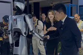 光影消博 | 机器人炫技、智能假肢弹琴……消博会现场科技感满满图片