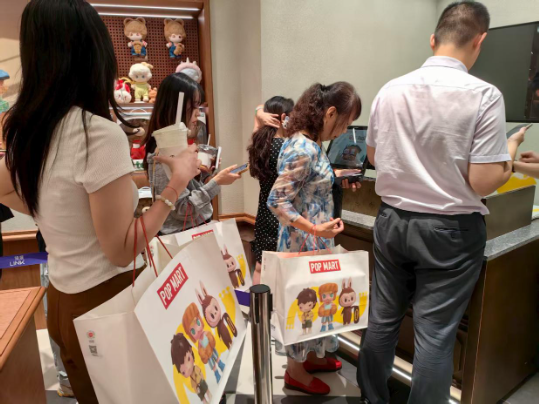 七夕送礼卷疯了！迷你Labubu开售：提货排长队，黄牛去哪了？