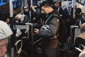 代驾小哥午夜班车，亏本也在开图片