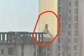 湖南常德一业主竟在28楼破墙开门搭梯，律师：最高可处100万元罚款图片