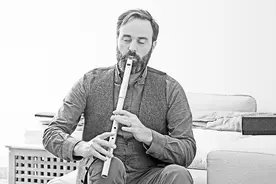 学习乐器永远不晚，坚持演奏受益终生图片