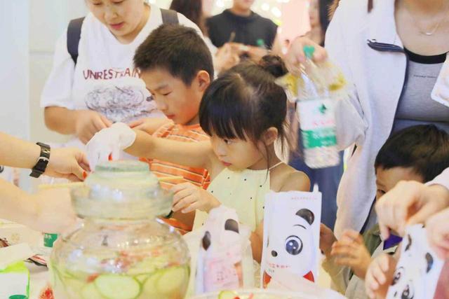 蓉城科学嘉年华“科普集市”上，市民沉浸式玩转科学