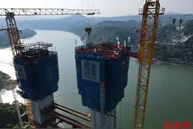 湖南在建跨径最大悬索桥主塔封顶图片