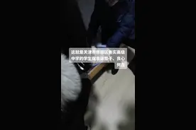 天津一学校学生床垫竟是干草填充？当地教育局：已更换图片