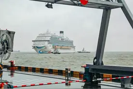 首艘国产大型邮轮“爱达魔都号”顺利移泊上海吴淞口国际邮轮港，预计明年1月1日正式起航图片