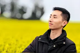 人民日报海外版：青年人在奋斗图片