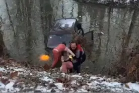 “救救孩子啊”！车辆失控坠河，快递小哥跳进冰水，救出一家五口图片