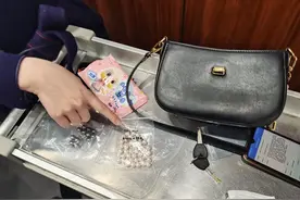 假期出行勿大意！旅客遗失万元珍珠，所幸警方迅速找回图片
