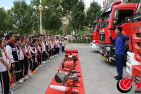 滨城区消防救援大队开展“萌娃学消防 安全伴成长”消防队站开放活动图片