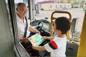 好暖！公交司机收到儿子亲手绘制的节日礼物图片