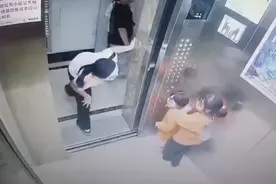 两幼童电梯里遭面具人吓哭，对方多次阻止电梯门关闭！家长已带孩子看心理医生图片