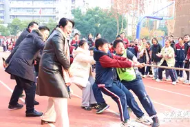 为班级荣誉而“战”！冬日里的拔河比赛很燃图片