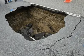 半个月内两起！韩媒：韩国晋州市道路突现“深坑”，市民担忧不安图片