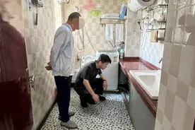 楼上卧室自建卫生间致楼下频漏水对簿公堂，卫生间拆了图片