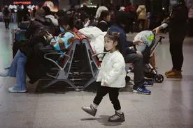 “绿皮车”上除夕夜图片