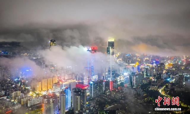 广西南宁：雨后城市如仙境