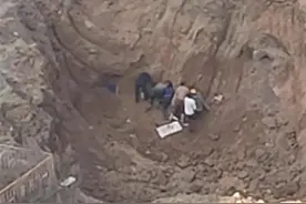 一工地发现古墓有人“私挖”文物？当地回应图片