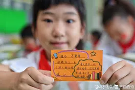 自制个性名片，济南爱都小学生开学立下新学期flag图片