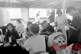 福州：就业夜市火热出摊图片