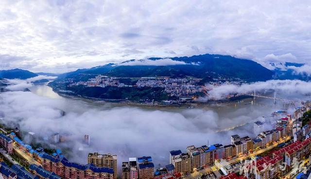 巴东：云雾漫卷峡江美