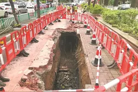 中心市区刺桐东路：污水管道破损 水流掏空路基 部门已定维修方案图片