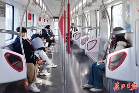 地铁5号线起点调整！开通试运营首日，市民迫不及待乘车图片