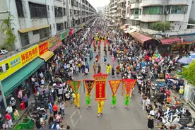 英歌舞巡游清城石角，丰富居民文化生活共庆国庆图片