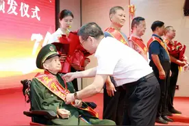 福州市军休干部“光荣在党50年”纪念章颁发仪式举行图片