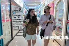 义乌90后女生在国际商贸城“带团”逛市场，12月档期已被约！图片