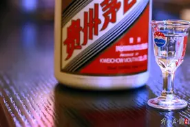 茅台股东大会招待晚宴改为自助餐，飞天茅台变蓝莓果汁图片