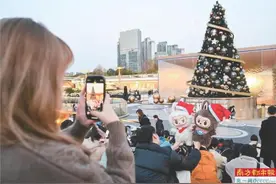 泡泡玛特女明星空降 粉丝现场圆梦图片