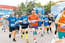 2024昆明半程马拉松鸣枪起跑图片