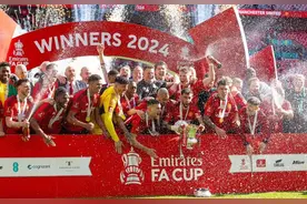 滕哈格怪阵制胜，曼联2:1击败曼城捧起足总杯图片