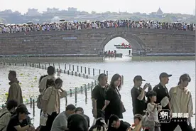 杭州迎来旅游高峰  西湖景区人潮涌动图片