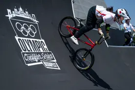 布达佩斯站场地难度大，中国自由式小轮车女将力拼奥运入场券图片