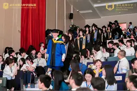 学生与家长共穿礼服“同时毕业”，400余份名校录取Offer点燃康礼毕业季图片