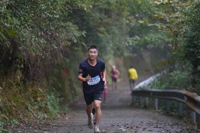 千余名爱好者竞逐“云端赛道”！中国体育彩票“巅峰湖南・2025”登山赛（八面山站）收官