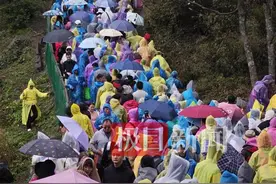 峨眉山金顶索道排队2至3小时，比步行上山更耗时图片