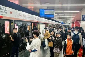 北京南站5月5日迎来返程客流43万人次 警方：客流量高峰将从下午2点开始图片