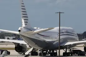 卡塔尔计划赠予美总统的豪华飞机被爆已在美境内，特朗普说不想要免费昂贵飞机是“傻瓜”图片