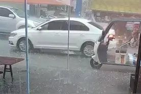 泸州叙永一乡镇突降暴雨冰雹 当地居民：有村民晾晒的粮食被冲走图片