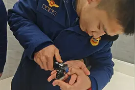 钛钢戒指“咬手”摘不下来，北京经开区消防紧急剪切图片