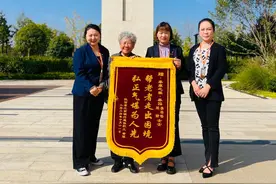 全程8小时耐心陪伴 俩姑娘帮76岁老人找回丢失手机图片