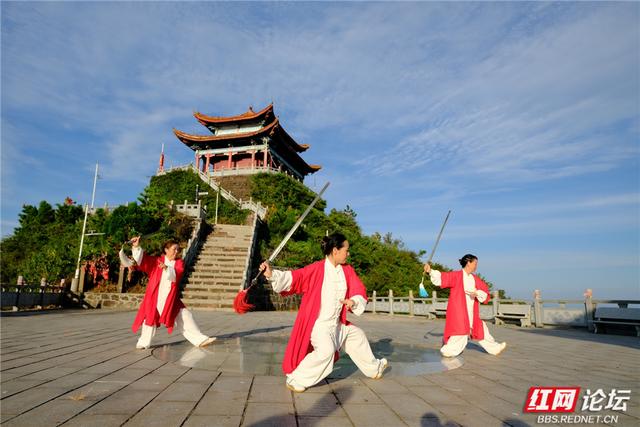 五雷仙山势惊天，秋日武姿舞云端