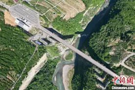 航拍横跨在云贵川交界的鸡鸣三省大桥图片