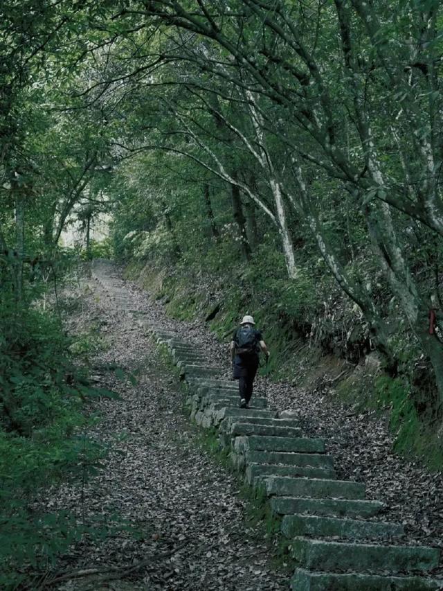 山翠水碧倚晴空