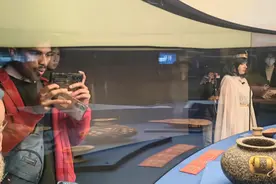 在沪外国人打卡上海文旅顶流，埃及姑娘在上博“低头思故乡”图片