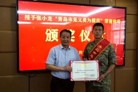张小龙被授予“见义勇为模范”称号，此前曾在海边勇救落水者图片